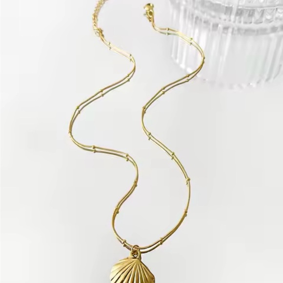 Starfish Conch Scallop Necklace Eater resistant in Gold - Picture 6 of 6